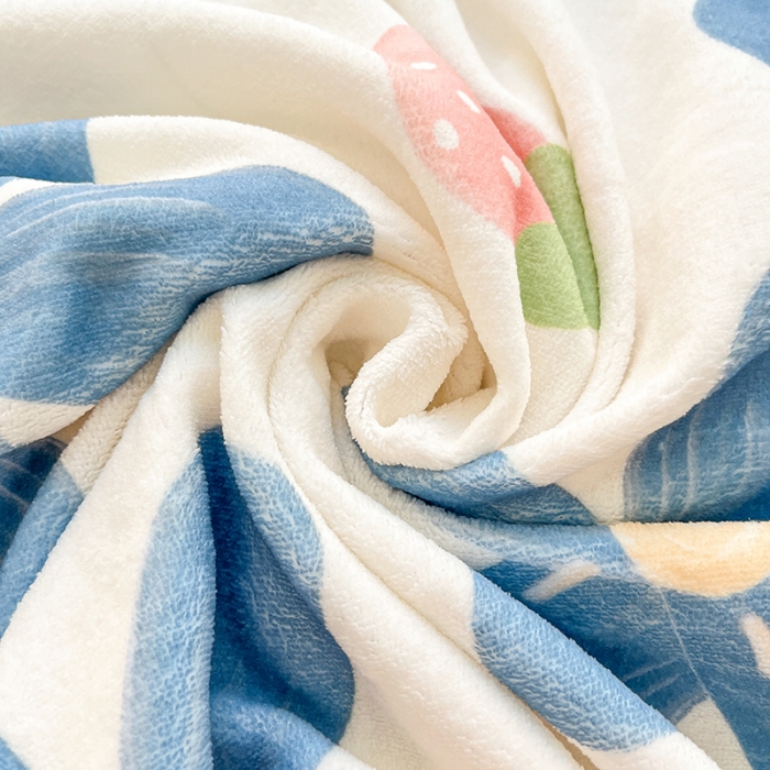 91家纺网 家纺一手货源 找家纺 慕尚家纺 2022新款300g雪绒绒牛奶毛毯 草莓蓝花