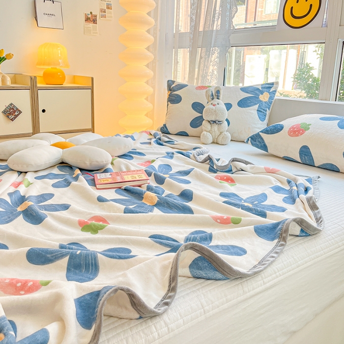 91家纺网 家纺一手货源 找家纺 慕尚家纺 2022新款300g雪绒绒牛奶毛毯 草莓蓝花