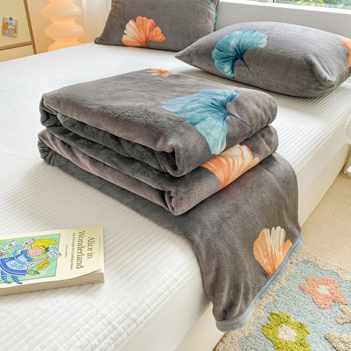 91家纺网 家纺一手货源 找家纺 慕尚家纺 2022新款300g雪绒绒牛奶毛毯 银杏叶