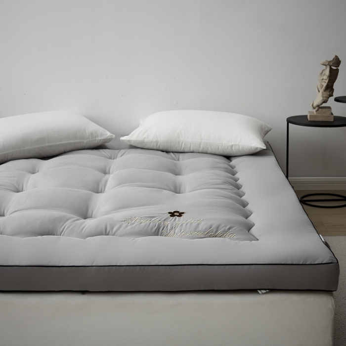 91家纺网 家纺一手货源 找家纺 卡派家纺 2022绣花大豆纤维立体床垫 高雅-灰