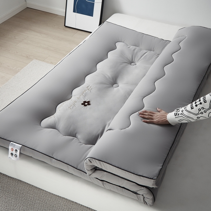 91家纺网 家纺一手货源 找家纺 卡派家纺 2022绣花大豆纤维立体床垫 高雅-灰