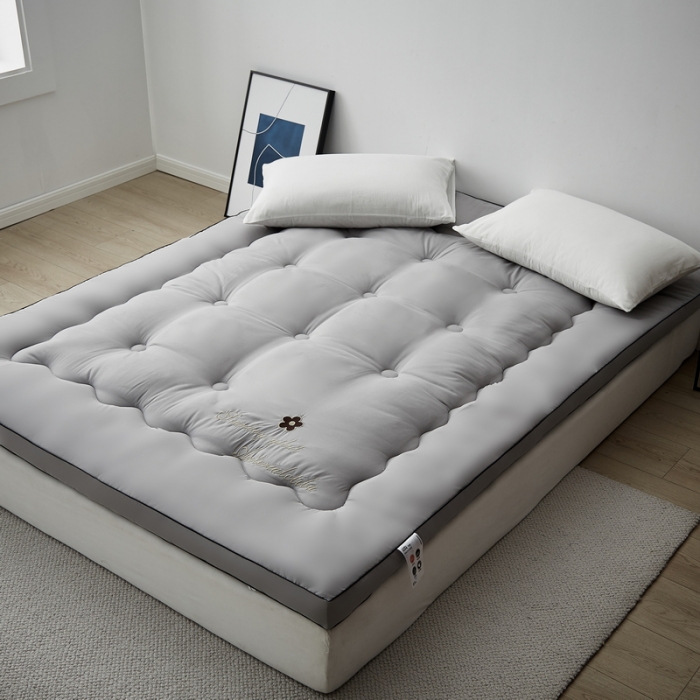 91家纺网 家纺一手货源 找家纺 卡派家纺 2022绣花大豆纤维立体床垫 高雅-灰