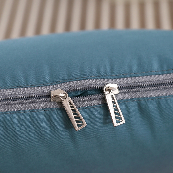 91家纺网 家纺一手货源 找家纺 照世家纺 2022新款13372全棉贴布绣系列抱枕被 孔雀蓝