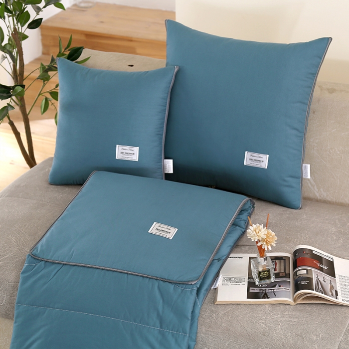 91家纺网 家纺一手货源 找家纺 照世家纺 2022新款13372全棉贴布绣系列抱枕被 孔雀蓝