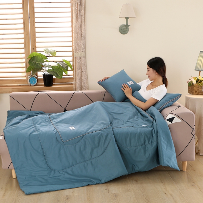 91家纺网 家纺一手货源 找家纺 照世家纺 2022新款13372全棉贴布绣系列抱枕被 孔雀蓝