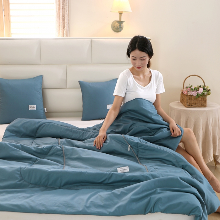 91家纺网 家纺一手货源 找家纺 照世家纺 2022新款13372全棉贴布绣系列抱枕被 孔雀蓝