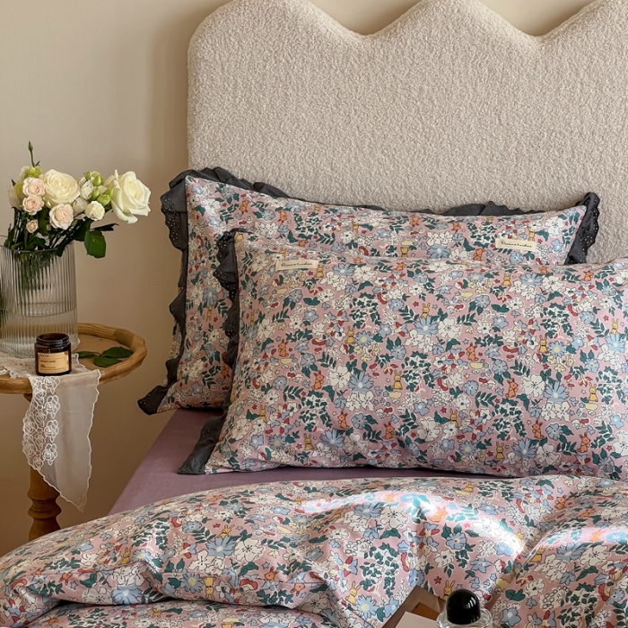 91家纺网 家纺一手货源 找家纺 汇庭 2022新款艾莎四件套棚拍 兔斯基