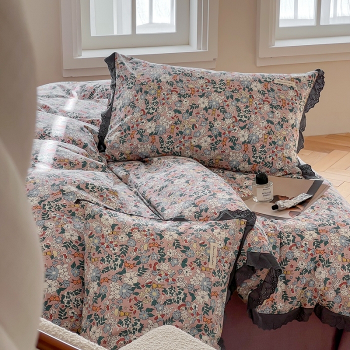 91家纺网 家纺一手货源 找家纺 汇庭 2022新款艾莎四件套棚拍 兔斯基