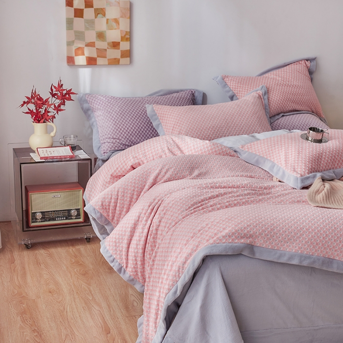 91家纺网 家纺一手货源 找家纺 佳梦家纺 2022新款240克芙暖绒提花四件套-寻梦 寻梦（樱花粉）