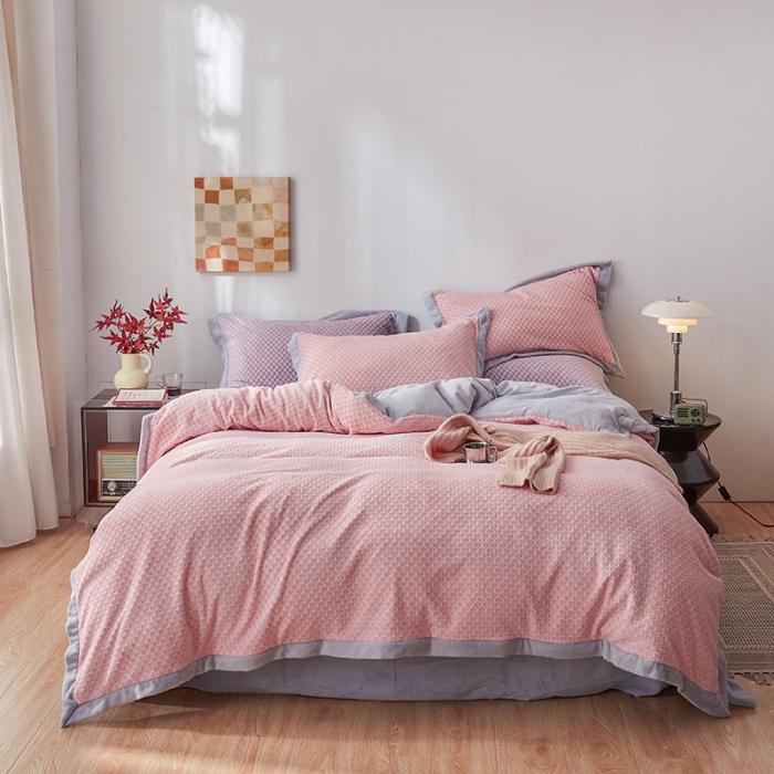 91家纺网 家纺一手货源 找家纺 佳梦家纺 2022新款240克芙暖绒提花四件套-寻梦 寻梦（樱花粉）