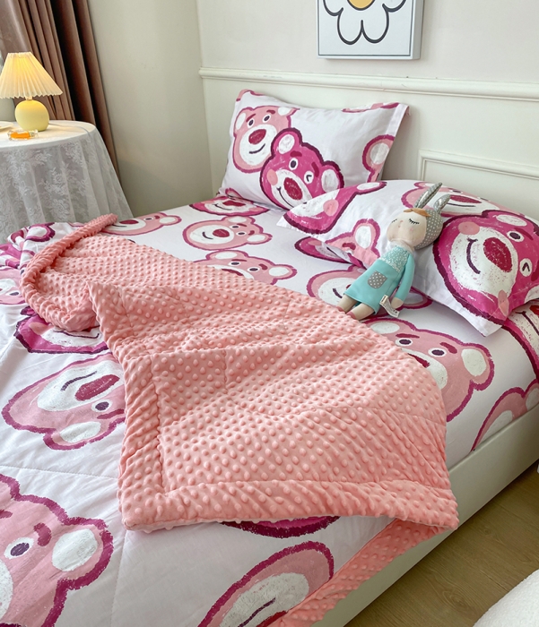 91家纺网 家纺一手货源 找家纺 一米阳光 2022新款迪士尼豆豆绒夏被四件套 草莓熊