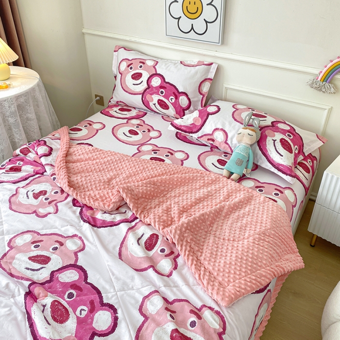 91家纺网 家纺一手货源 找家纺 一米阳光 2022新款迪士尼豆豆绒夏被四件套 草莓熊