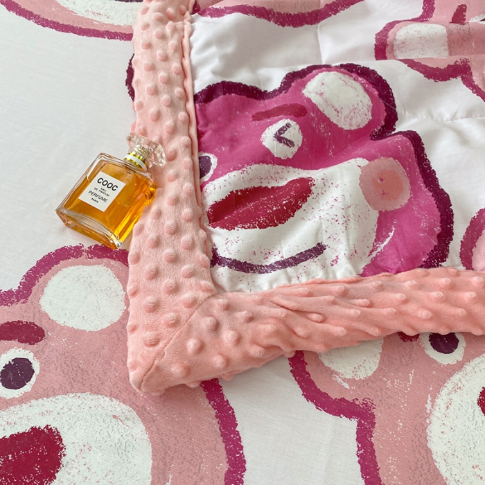 91家纺网 家纺一手货源 找家纺 一米阳光 2022新款迪士尼豆豆绒夏被四件套 草莓熊