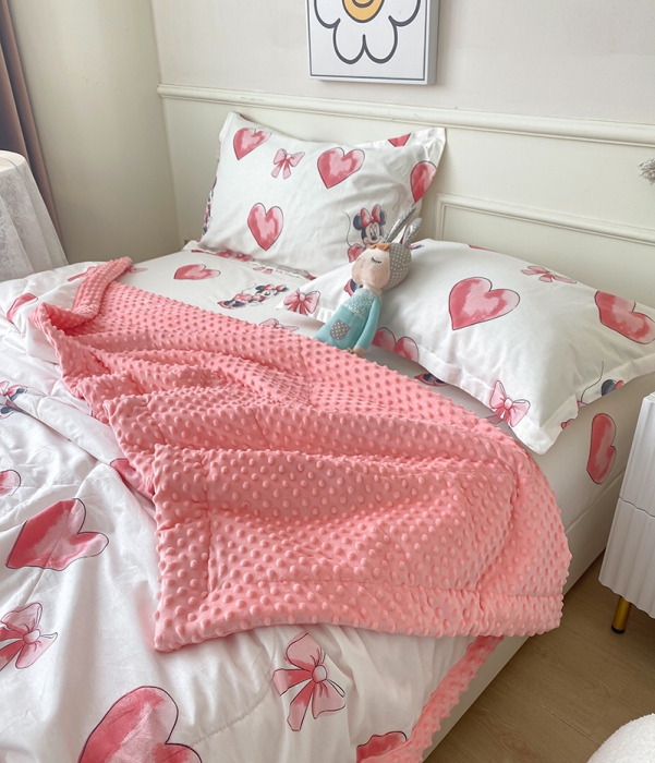 91家纺网 家纺一手货源 找家纺 一米阳光 2022新款迪士尼豆豆绒夏被四件套 米妮宝宝