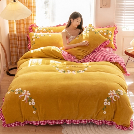 91家纺网 家纺一手货源 找家纺 2025新款高克重韩版花边牛奶绒四件套 中国风加厚毛巾绣绣花被套床裙床笠款可选