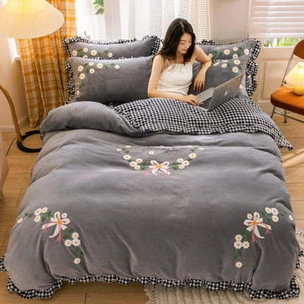 91家纺网 家纺一手货源 找家纺 2025新款高克重韩版花边牛奶绒四件套 中国风加厚毛巾绣绣花被套床裙床笠款可选