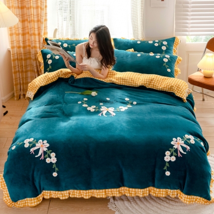 91家纺网 家纺一手货源 找家纺 2025新款高克重韩版花边牛奶绒四件套 中国风加厚毛巾绣绣花被套床裙床笠款可选