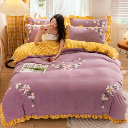 91家纺网 家纺一手货源 找家纺 2025新款高克重韩版花边牛奶绒四件套 中国风加厚毛巾绣绣花被套床裙床笠款可选