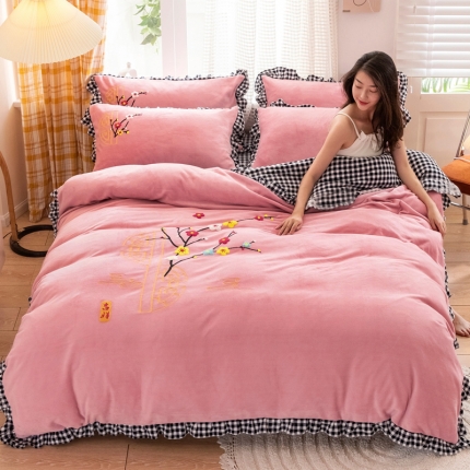 91家纺网 家纺一手货源 找家纺 2025新款高克重韩版花边牛奶绒四件套 中国风加厚毛巾绣绣花被套床裙床笠款可选