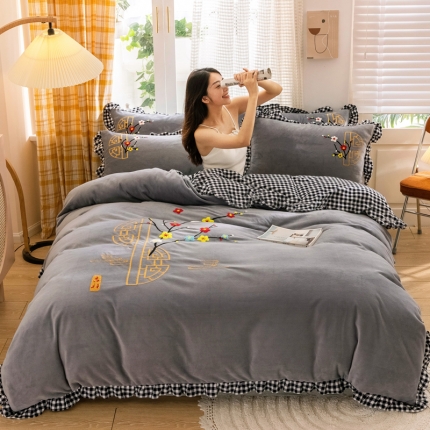 91家纺网 家纺一手货源 找家纺 2025新款高克重韩版花边牛奶绒四件套 中国风加厚毛巾绣绣花被套床裙床笠款可选