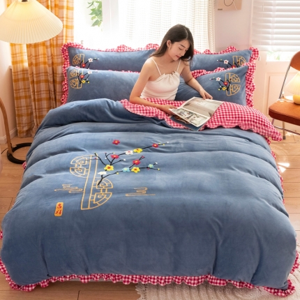 91家纺网 家纺一手货源 找家纺 2025新款高克重韩版花边牛奶绒四件套 中国风加厚毛巾绣绣花被套床裙床笠款可选