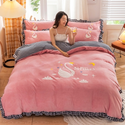 91家纺网 家纺一手货源 找家纺 2025新款高克重韩版花边牛奶绒四件套 中国风加厚毛巾绣绣花被套床裙床笠款可选