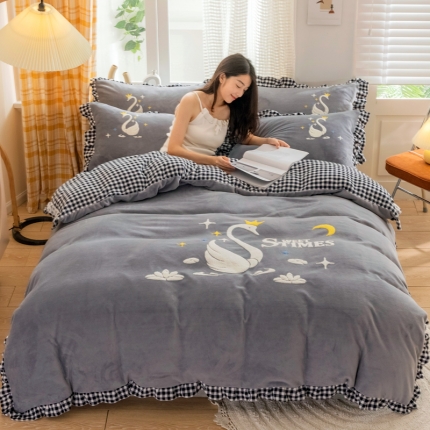 91家纺网 家纺一手货源 找家纺 2025新款高克重韩版花边牛奶绒四件套 中国风加厚毛巾绣绣花被套床裙床笠款可选