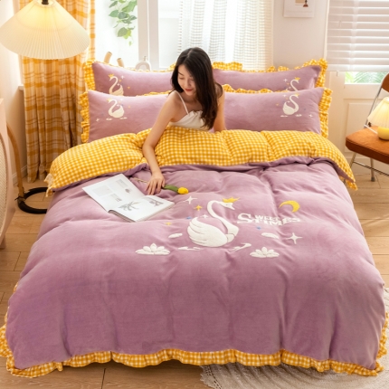 91家纺网 家纺一手货源 找家纺 2025新款高克重韩版花边牛奶绒四件套 中国风加厚毛巾绣绣花被套床裙床笠款可选