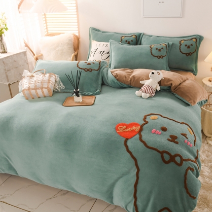 91家纺网 家纺一手货源 找家纺 2023高克重绣花牛奶绒四件套 纯色法兰毛巾绣法莱绒床笠款套件直播爆款