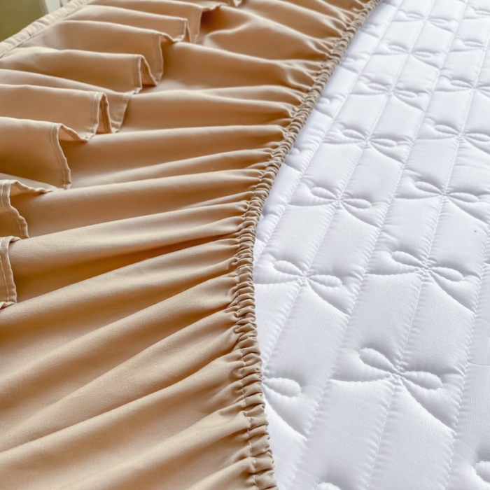 91家纺网 家纺一手货源 找家纺 鑫钰 2023新款蝴蝶结亲肤夹棉床裙款床笠 蝴蝶结-卡其