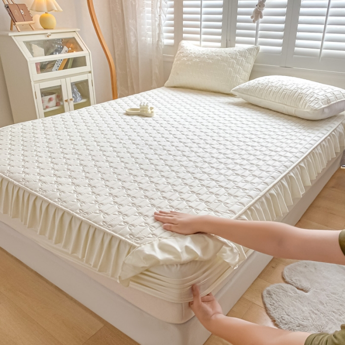 91家纺网 家纺一手货源 找家纺 鑫钰 2023新款蝴蝶结亲肤夹棉床裙款床笠 蝴蝶结-米白