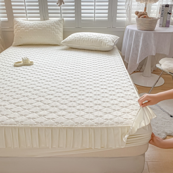 91家纺网 家纺一手货源 找家纺 鑫钰 2023新款蝴蝶结亲肤夹棉床裙款床笠 蝴蝶结-米白