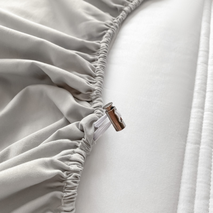 91家纺网 家纺一手货源 找家纺 鑫钰 2023新款蝴蝶结亲肤夹棉床裙款床笠 罗曼-浅灰