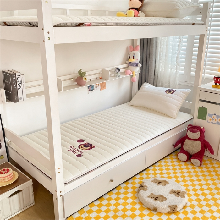 91家纺网 家纺一手货源 找家纺 鑫钰 2023新款烫画学生床垫 草莓熊