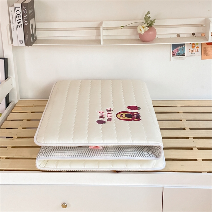 91家纺网 家纺一手货源 找家纺 鑫钰 2023新款烫画学生床垫 草莓熊