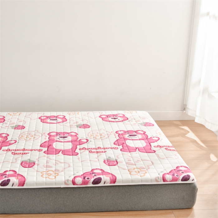 91家纺网 家纺一手货源 找家纺 鑫钰 2023新款全棉印花迪士尼床垫 草莓熊