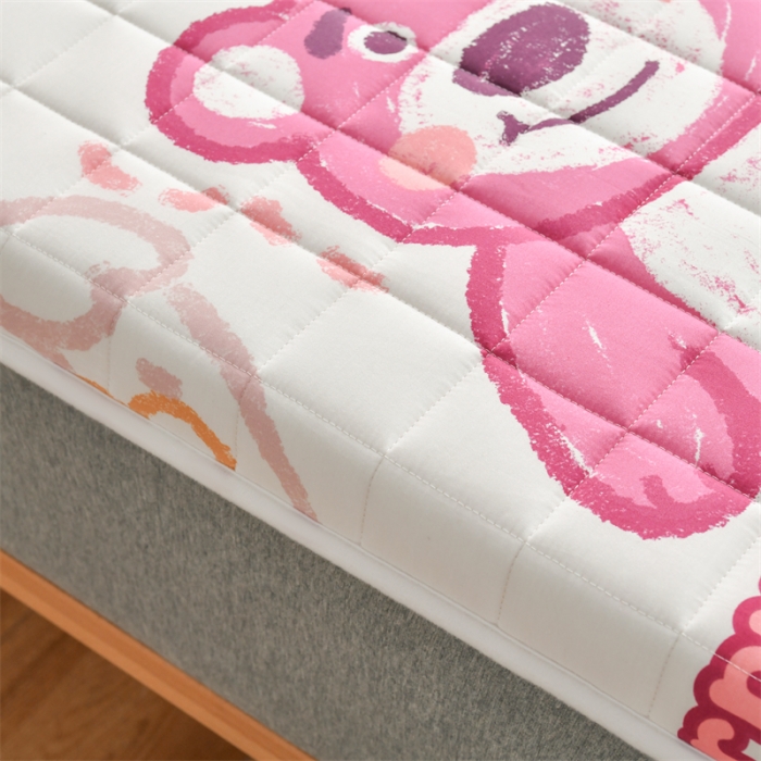 91家纺网 家纺一手货源 找家纺 鑫钰 2023新款全棉印花迪士尼床垫 草莓熊