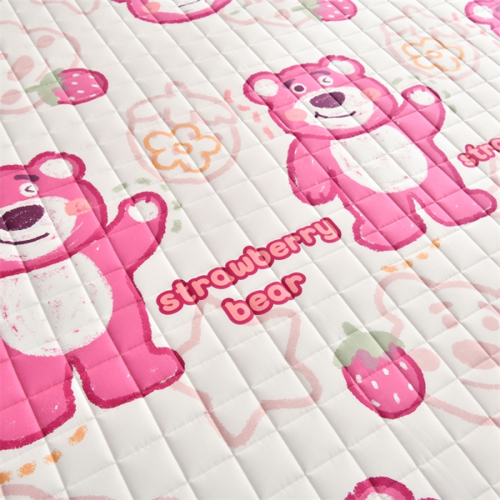 91家纺网 家纺一手货源 找家纺 鑫钰 2023新款全棉印花迪士尼床垫 草莓熊