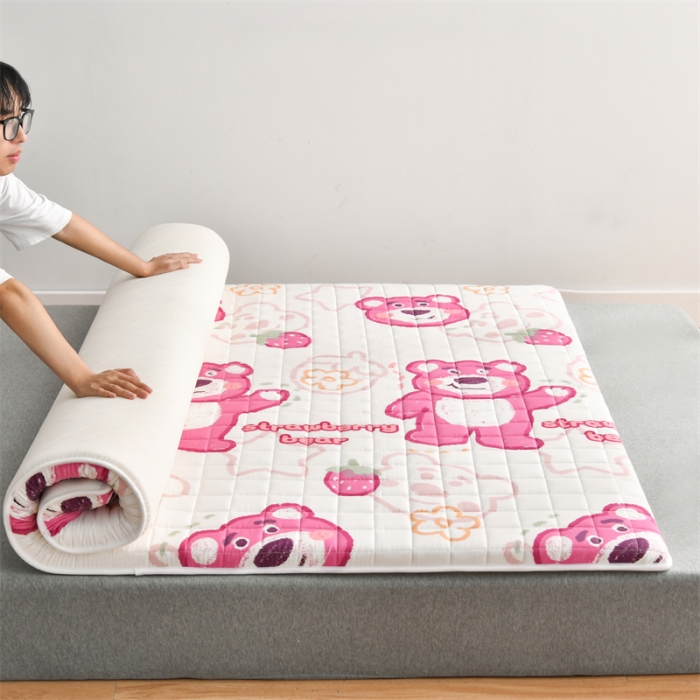 91家纺网 家纺一手货源 找家纺 鑫钰 2023新款全棉印花迪士尼床垫 草莓熊