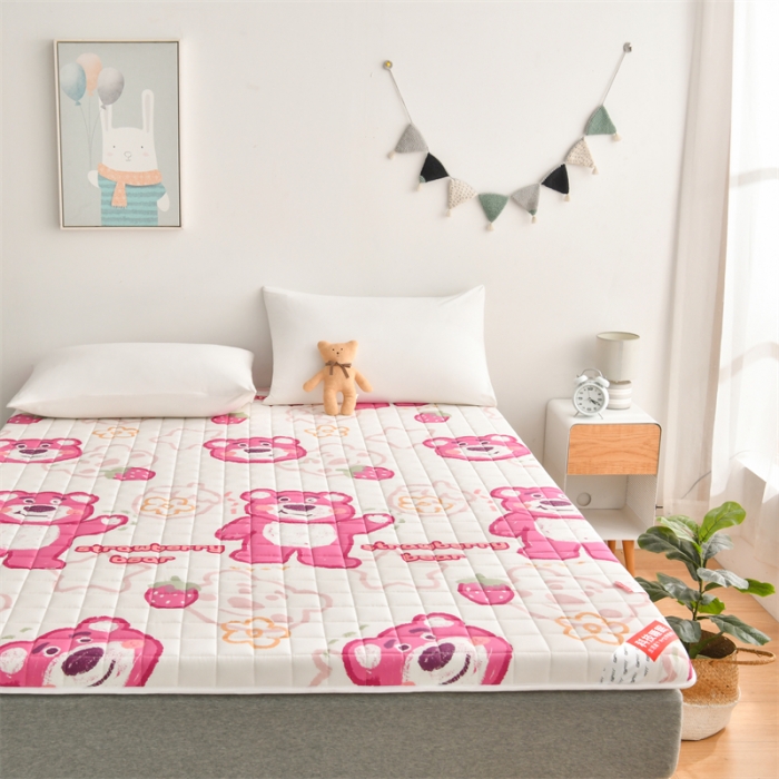 91家纺网 家纺一手货源 找家纺 鑫钰 2023新款全棉印花迪士尼床垫 草莓熊