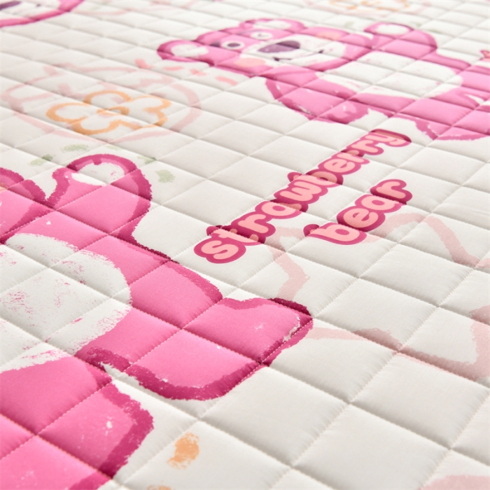 91家纺网 家纺一手货源 找家纺 鑫钰 2023新款全棉印花迪士尼床垫 草莓熊