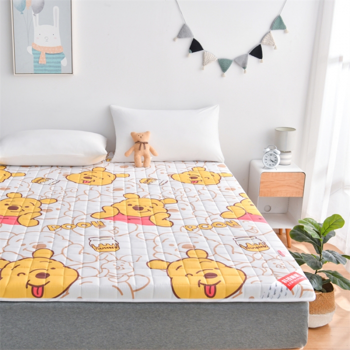 91家纺网 家纺一手货源 找家纺 鑫钰 2023新款全棉印花迪士尼床垫 小熊维尼
