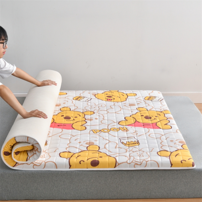 91家纺网 家纺一手货源 找家纺 鑫钰 2023新款全棉印花迪士尼床垫 小熊维尼