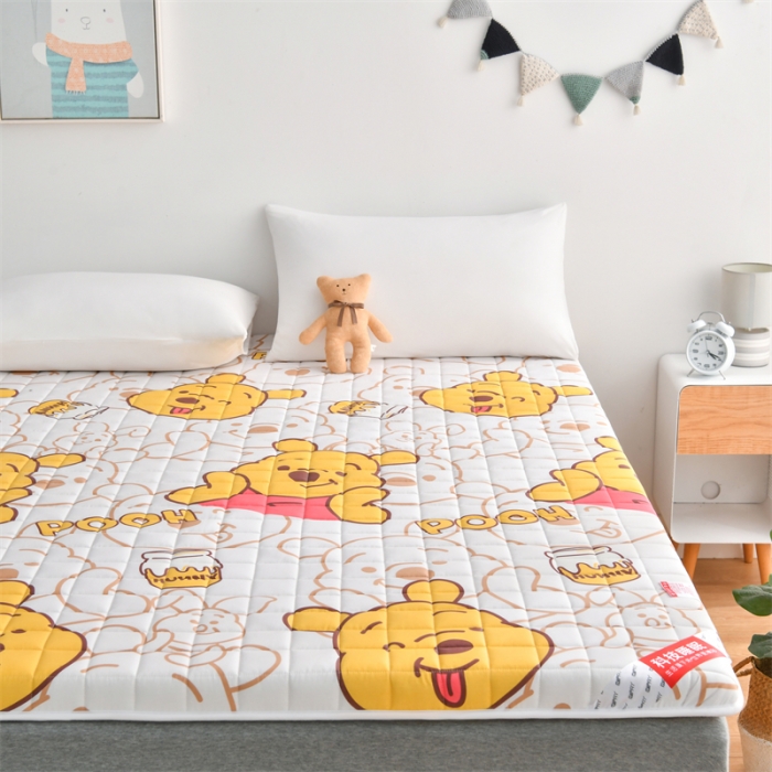 91家纺网 家纺一手货源 找家纺 鑫钰 2023新款全棉印花迪士尼床垫 小熊维尼