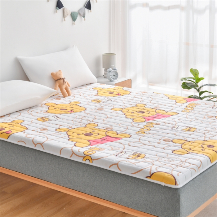 91家纺网 家纺一手货源 找家纺 鑫钰 2023新款全棉印花迪士尼床垫 小熊维尼