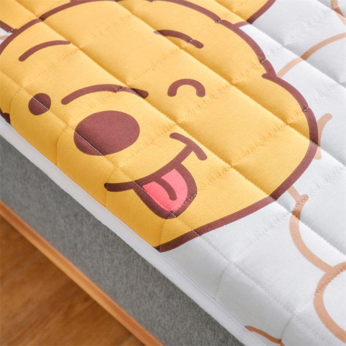 91家纺网 家纺一手货源 找家纺 鑫钰 2023新款全棉印花迪士尼床垫 小熊维尼