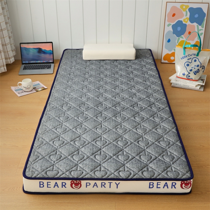 91家纺网 家纺一手货源 找家纺 鑫钰 2023新款学生针织立体床垫 草莓熊-高级灰