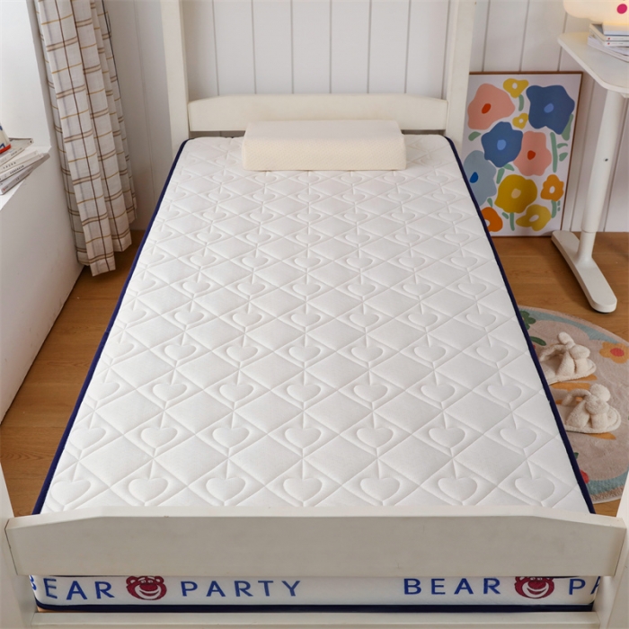 91家纺网 家纺一手货源 找家纺 鑫钰 2023新款学生针织立体床垫 草莓熊-象牙白