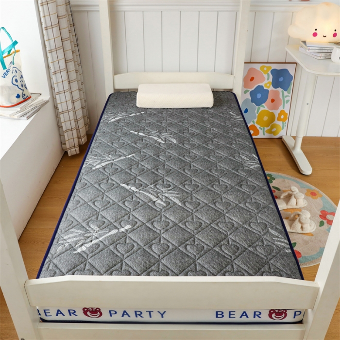 91家纺网 家纺一手货源 找家纺 鑫钰 2023新款学生针织立体床垫 草莓熊-竹叶灰