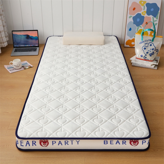 91家纺网 家纺一手货源 找家纺 鑫钰 2023新款学生针织立体床垫 草莓熊-象牙白